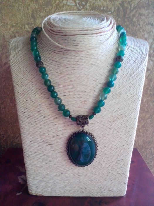 colier cu pandantiv mare din agate verzi