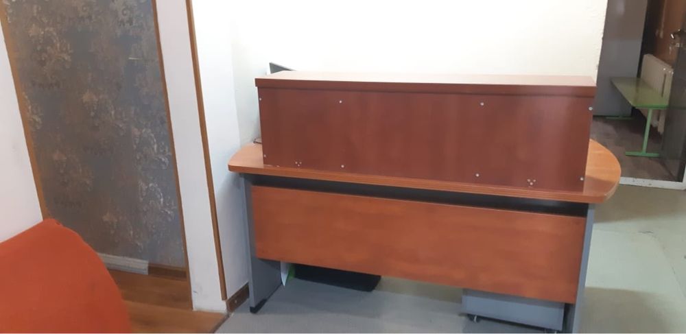 Офисный стол с тумбой