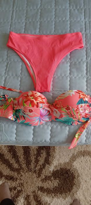 Нов бански в две части