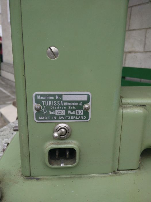 Продавам много стара швейцарска шевна машина.