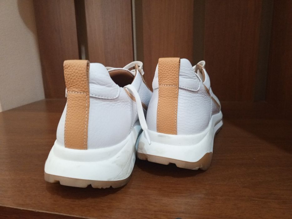 Модный стильный кроссовки