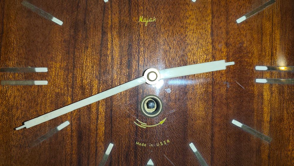 Ретро часовник Маяк