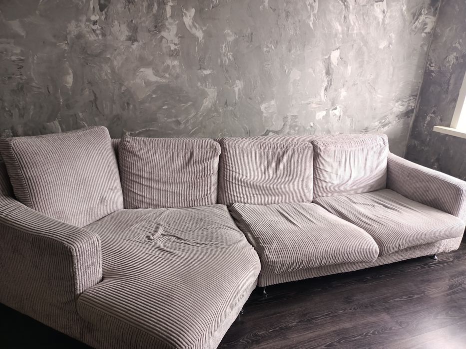 Диван, прихожая .