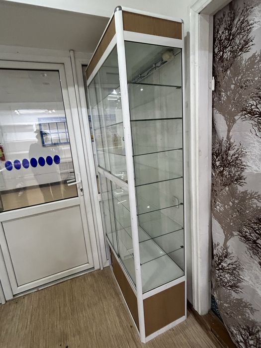 Высокая стеклянная витрина