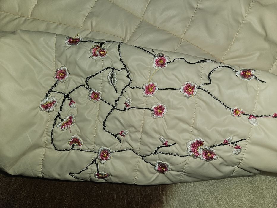 Vand geaca subtire de dama, din fas crem cu broderie S/M