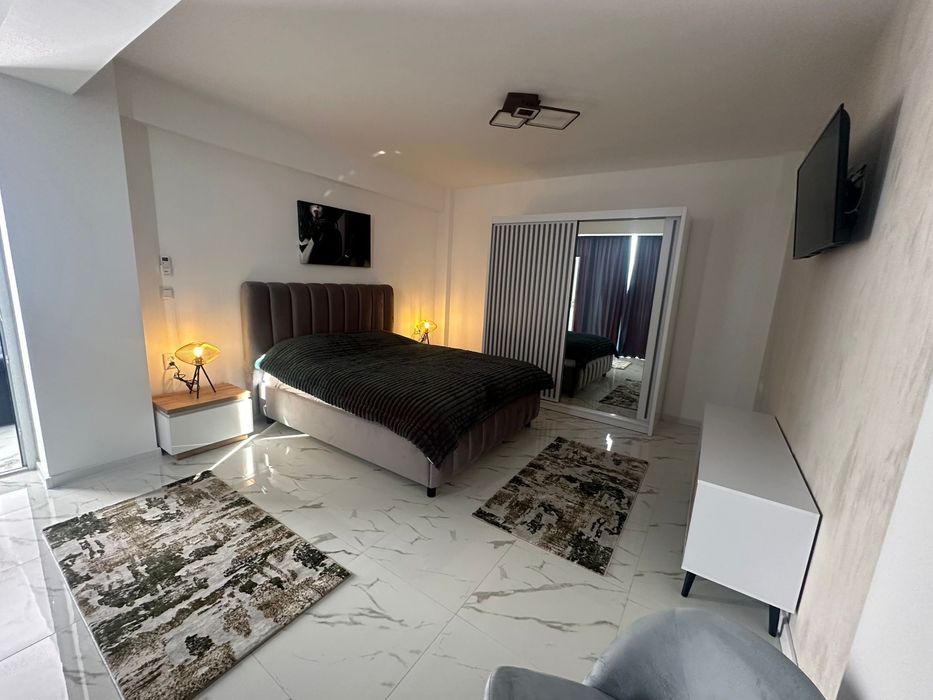 Inchiriez apartament  4 camere