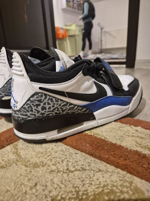 Air Jordan pe alb si albastru