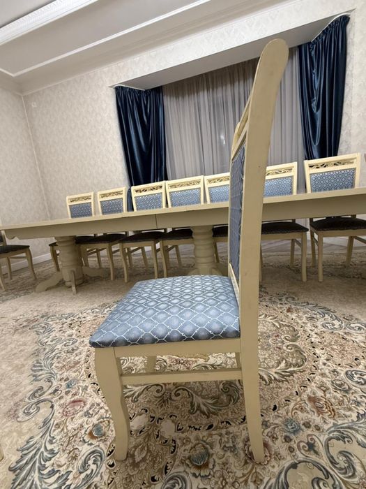 Стол со стульями