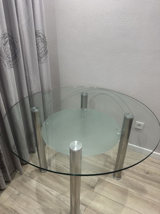 Продам стеклянный стол