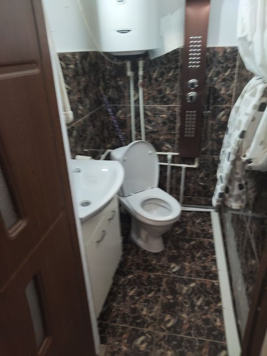 Închiriez garsonieră mobilată, cu centrală proprie – Plopeni, Prahova