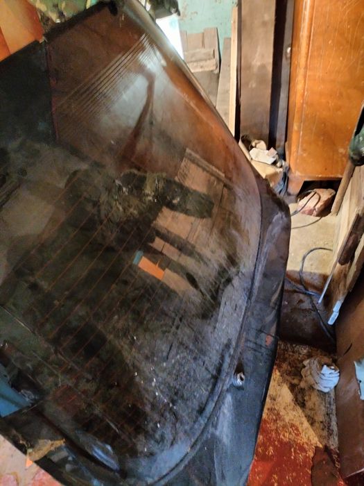 Стекло багажника