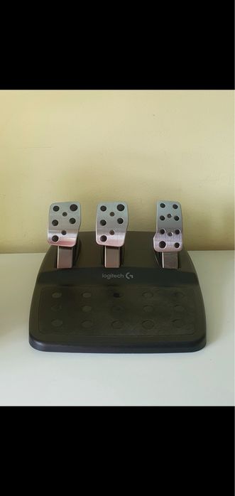 Vând volan Logitech Driving Force G29.