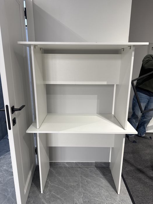 Продам столы белые