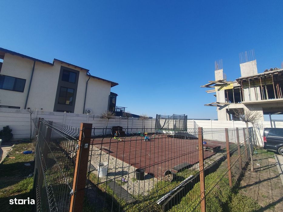 Vând apartament cu,  curte