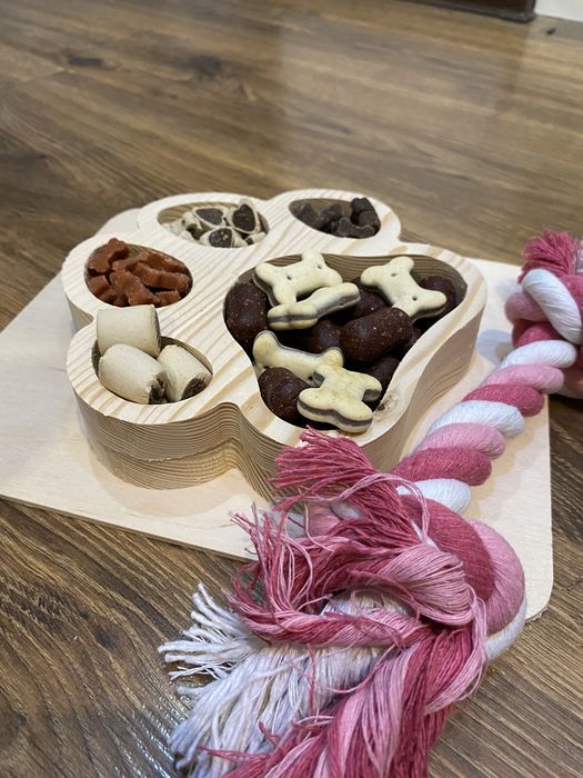 Дървен Плакет Лапичка с лакомства и играчка за вашият любимец