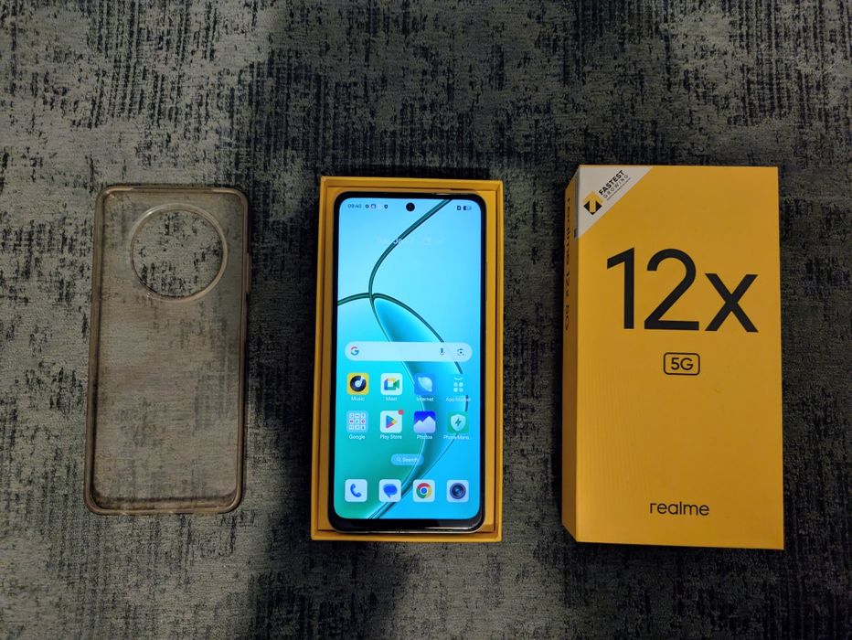 Realme 12x 5G - 6GB RAM / 128GB Подарък Слушалки КАТО НОВ!