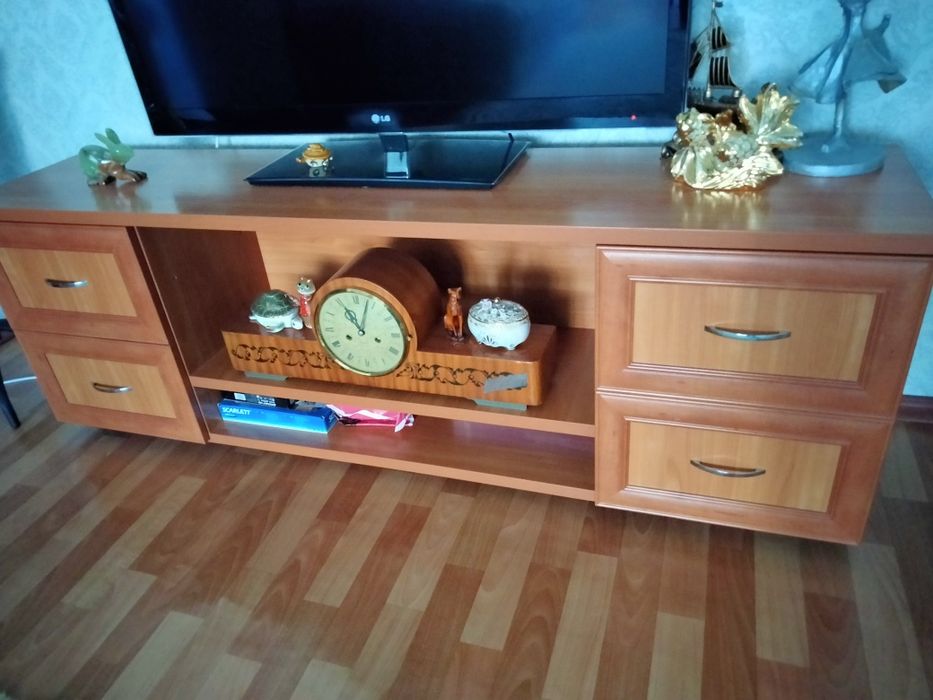 Продам тумбу под телевизор