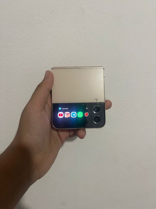 Samsung galaxy z flip 4 256/8