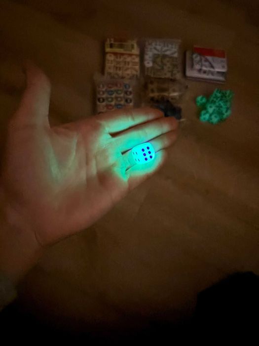 Pachet aproximativ 70 zaruri, modele diferite, unele fosforecente,noi