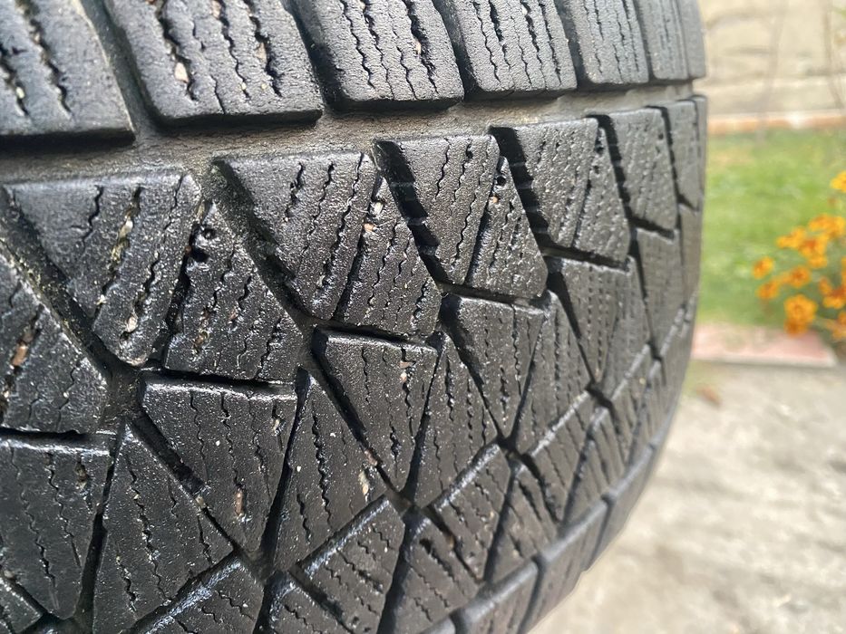 Bridgestone BLIZZAK 225/65/R17