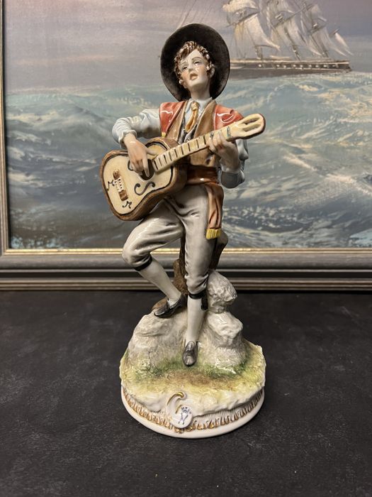 Порцеланова фигура-Момче с китара,Capodimonte,Italiy