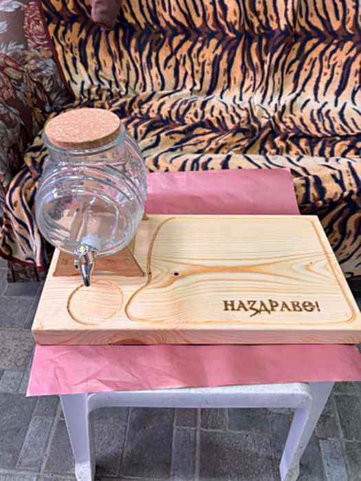 Диспенсър за алкохол и дъска за мезета (орех / иглолистна дървесина) + гравиране