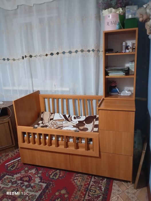 продается детская кроватка со шкафчиками