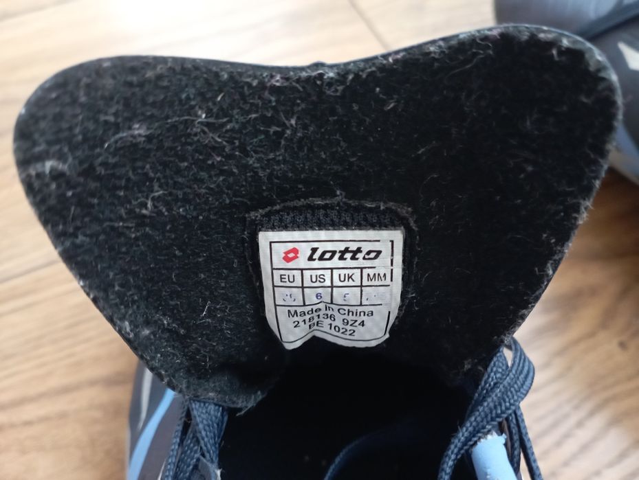 De vânzare ghete fotbal iarba Lotto ,mărimea 38