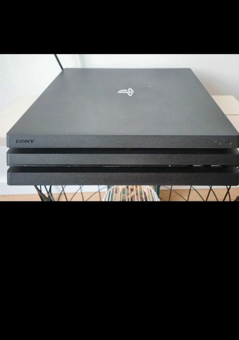 Consola PlayStation 4 Pro + 2 controllere