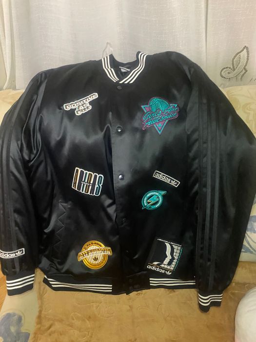 Яке Адидас дизаинерско