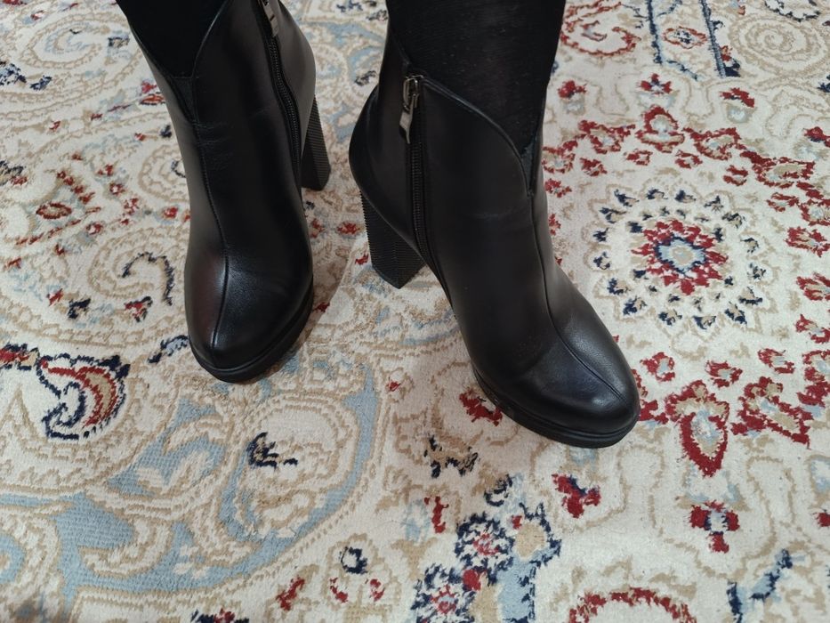 Продам женские ботинки