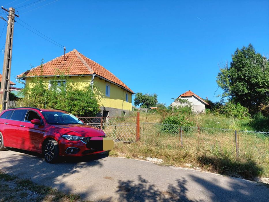 Vand 2 case + teren 60 hectare Merisoru de Munte jud.Hunedoara