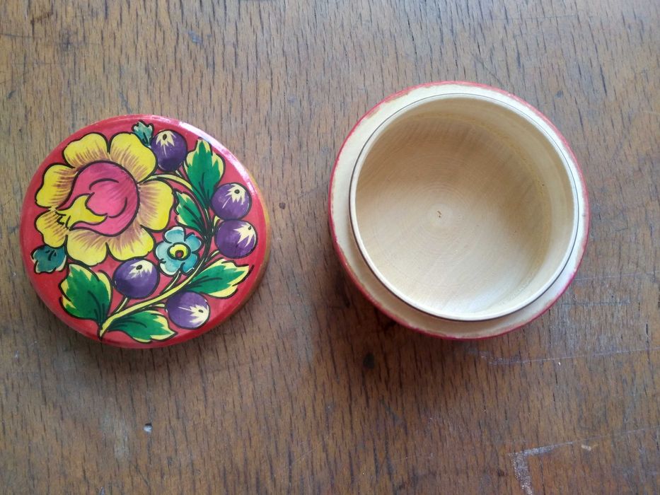 Китайско момиче в носия, руска кутийка, ретро телефон, кошничка, ваза