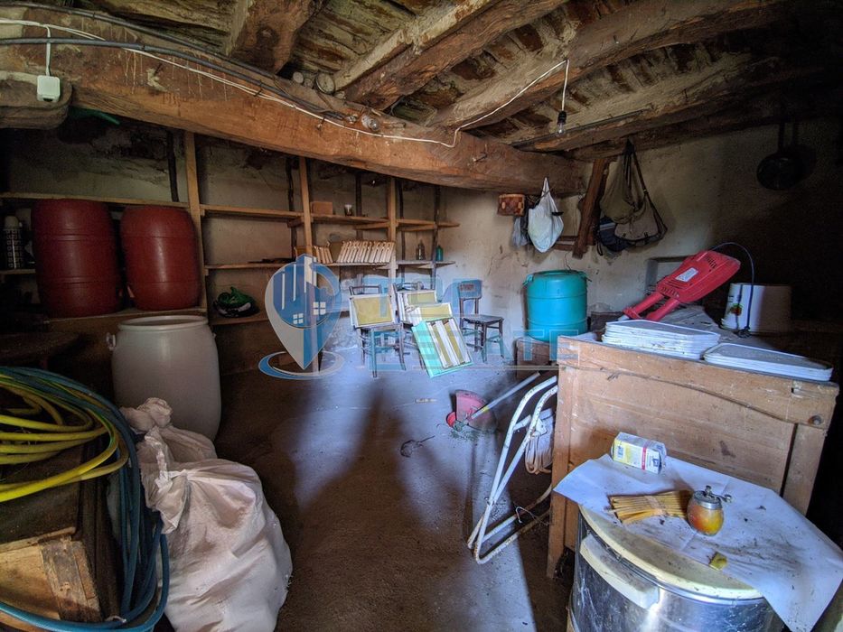 Старинна къща с голям двор в село Мусина