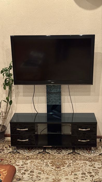 LG 42  televizor + shisha podstavka sotiladi