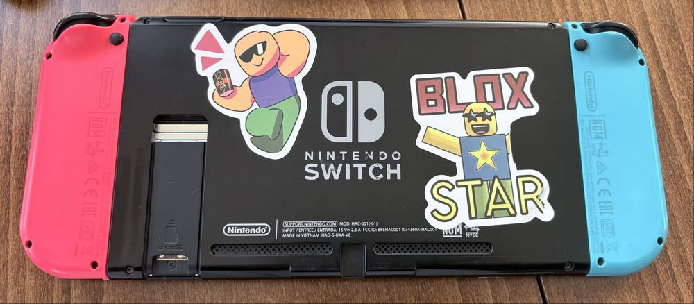 Nintendo Switch: конзола + 1 контролер + док + калъф + 4 игри