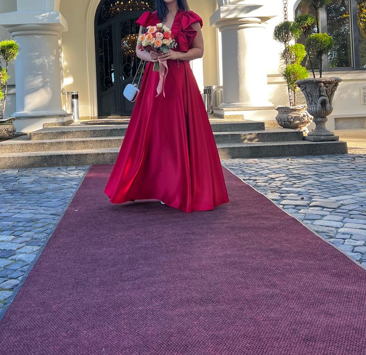 Rochie eleganta de seara cu volanase si decolteu in V pentru eveniment