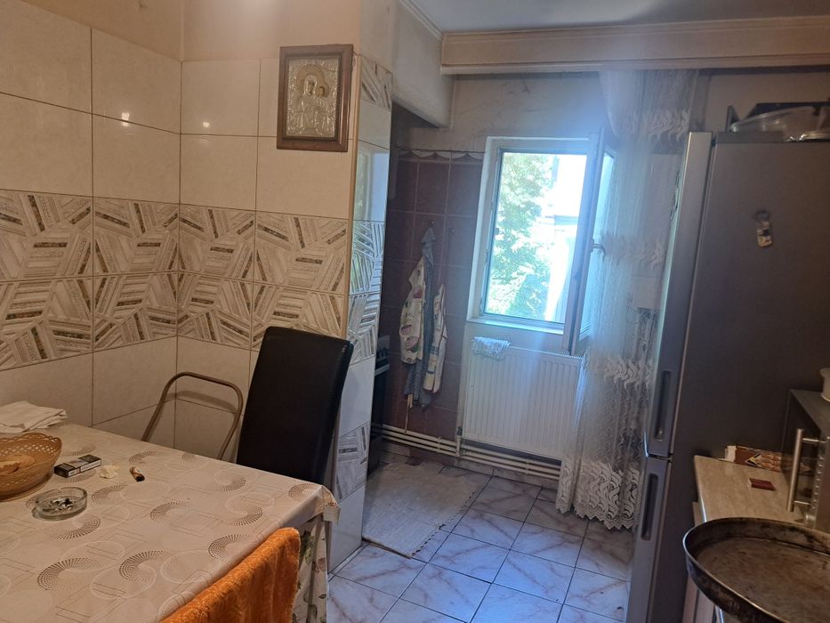 Apartament de vanzare -4 camere,decomandat ,zona Tomis 3