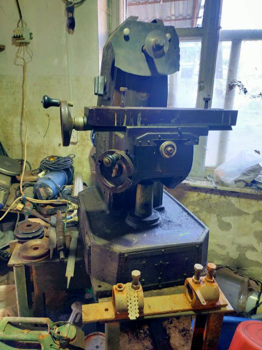 Фрезерный и сверлильный станки.