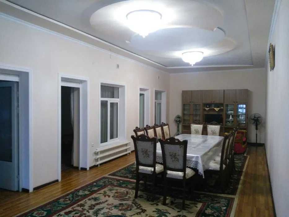 12 стул ва стол сотилади. Ҳолати яхши.