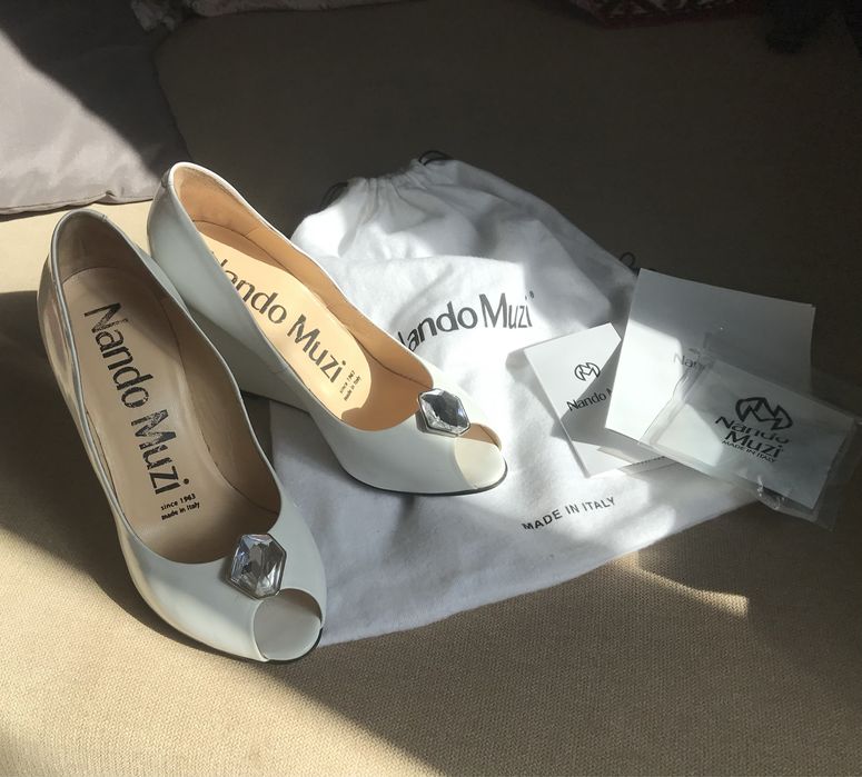 Белые свадебные туфли на танкетке