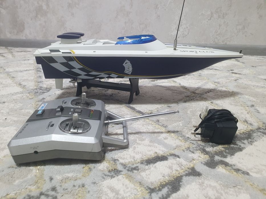 Радиоуправляемый катер с пультом управления и зарядным устройством