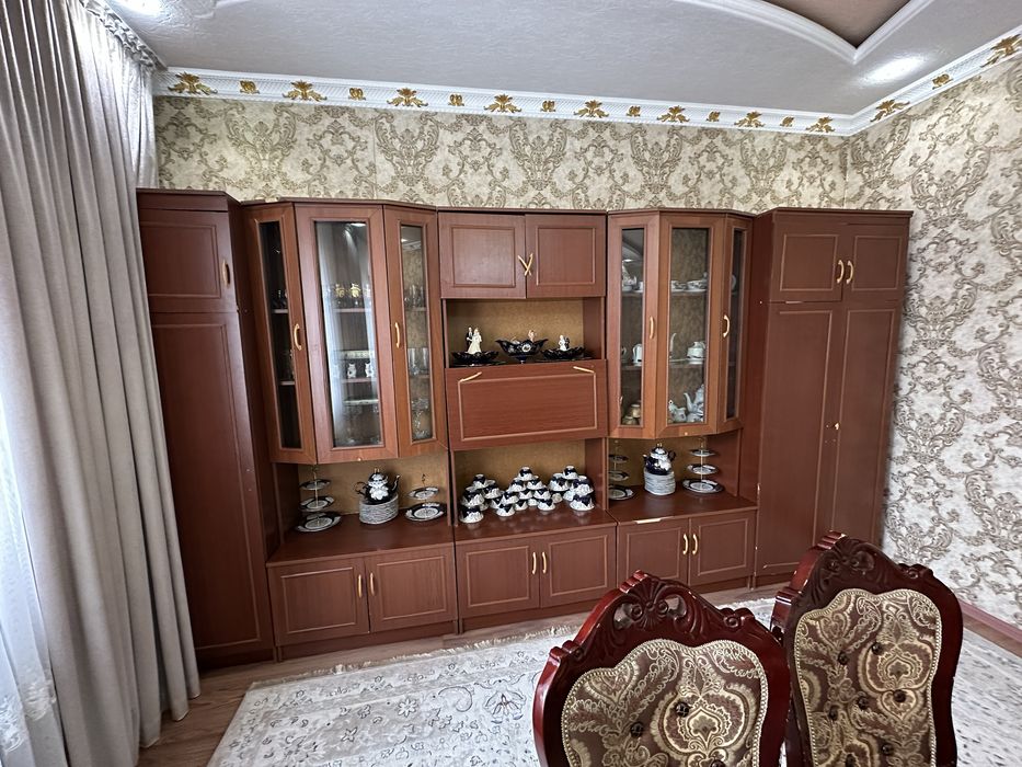 Стол стулья стенка в комплекте