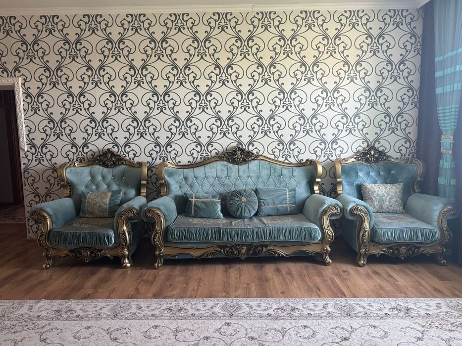 Диван с двумя креслами