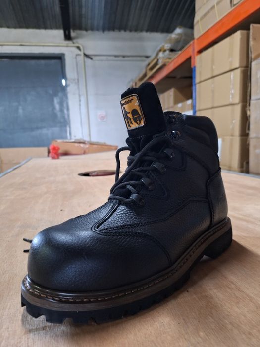 продам ботинки новые