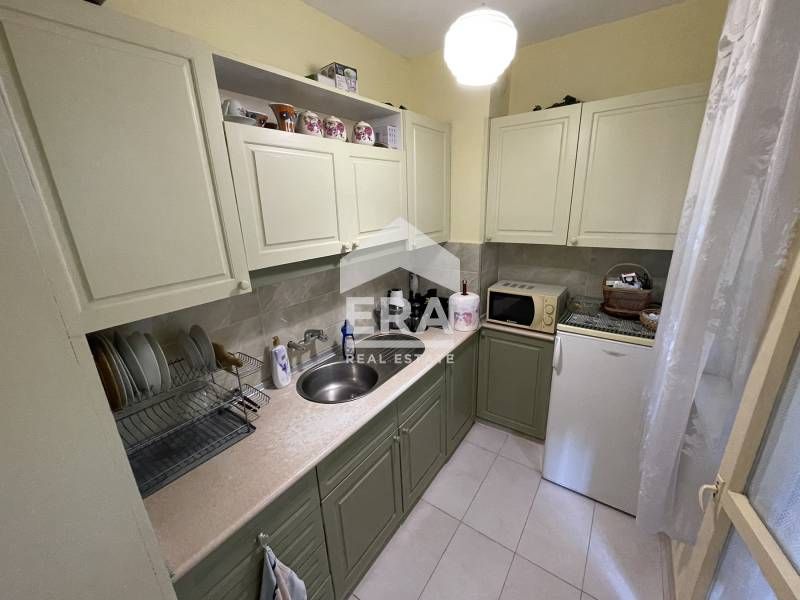 Тристаен обзаведен апартамент за продажба, с отделна кухня, във Възраж