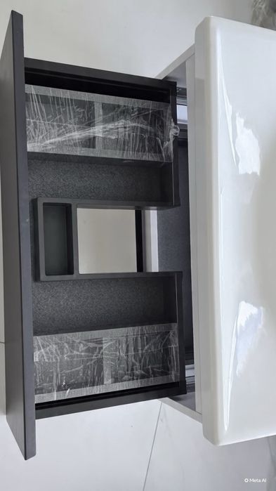 Set mobilier baie suspendat Jungborn Trenda riflaj 80 cm alb cu manier negru, adâncime 45 cm, înălțime 65 cm, lungime 80 cm.