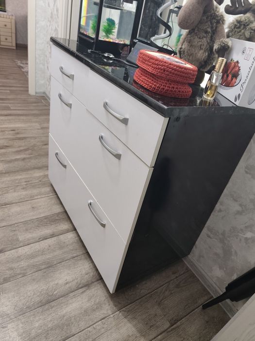 Комод, зеркало и тумбочка