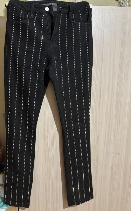 Черни дънки с камъчета