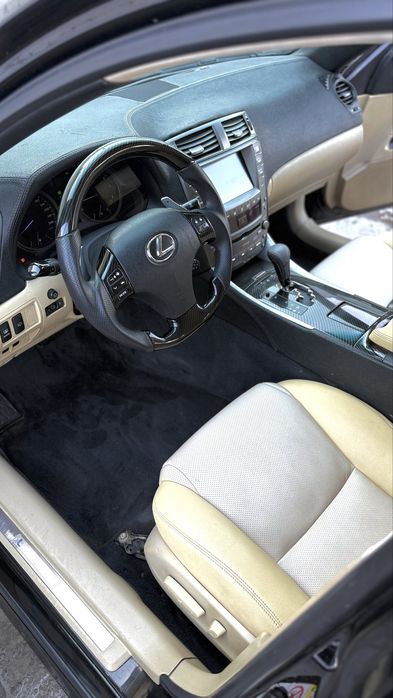 lexus is 300 sotiladi